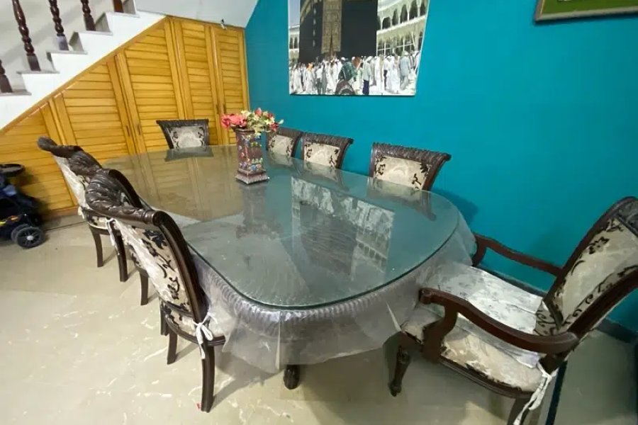Discover Dining Tables at Rs 172,000