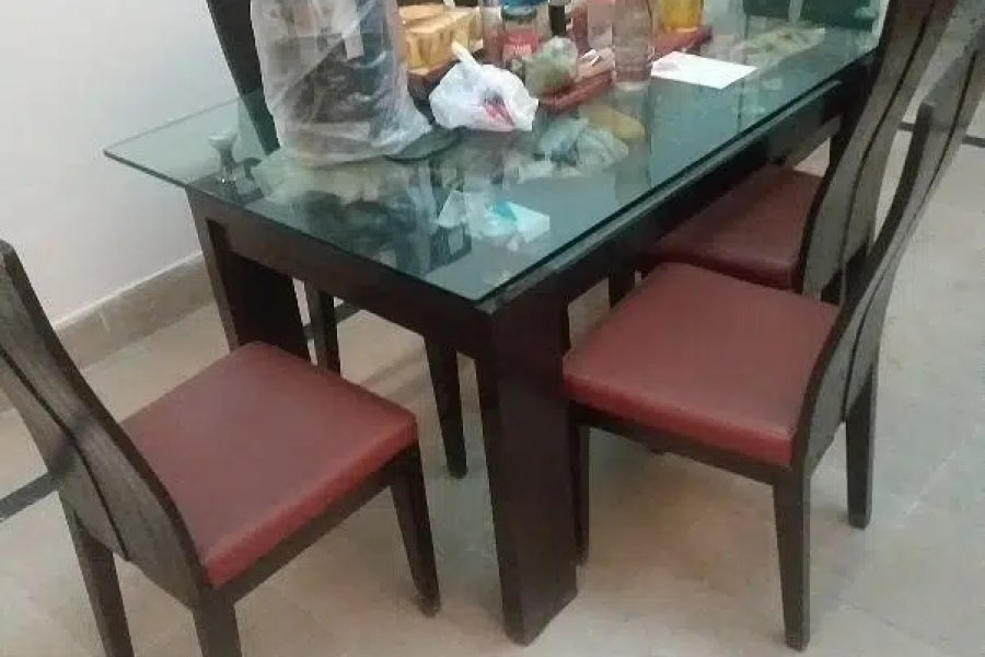 6 سیٹر کھانے کی میز بہت اچھی حالت میں لکڑی کی کرسیاں