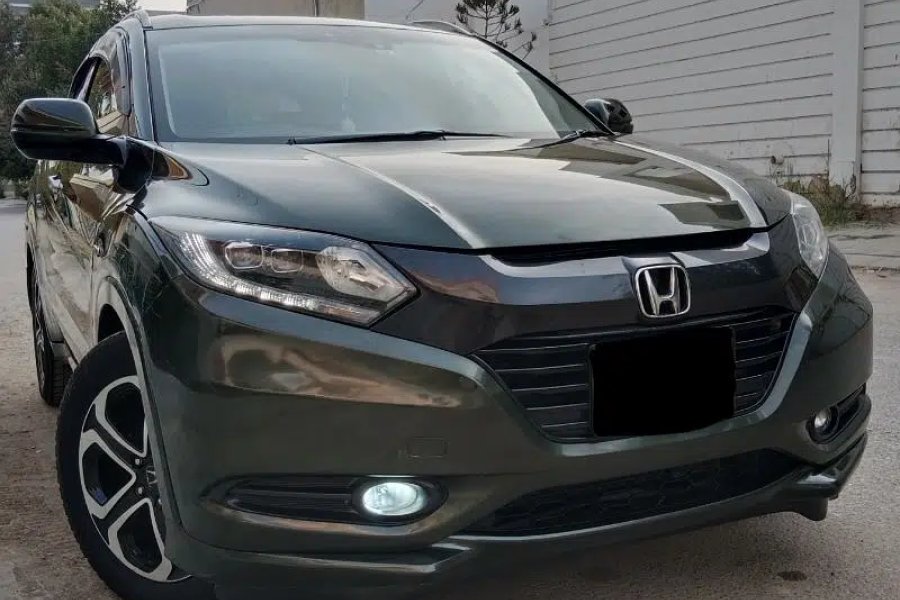 لگژری اور سیفٹی کا تجربہ کریں: Honda Vezel 2013/2015 Full Option Z Sensing Package in Mint Condition!