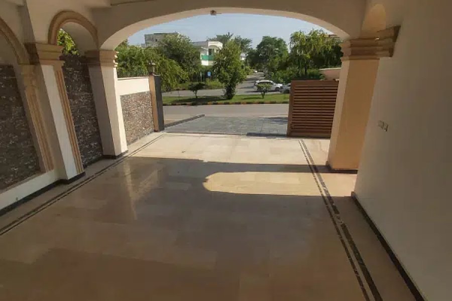 میٹرو اسٹیشن ہاؤس کے قریب G-9/3 40x80 سروس روڈ برائے فروخت