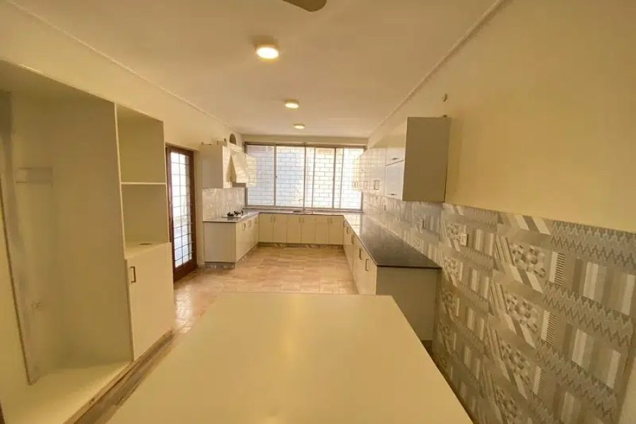 F-6 میں مرکزی طور پر واقع زیریں پورشن کرایہ پر دستیاب ہے۔