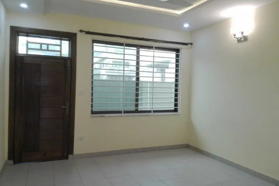 G-11 میں 12 مرلہ مکان بہترین جگہ پر ہے۔