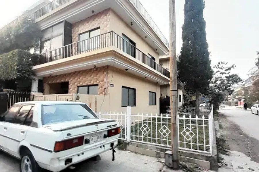 G-11/3.25x40۔ پارک کے قریب کارنر ڈبل اسٹوری ہاؤس برائے فروخت