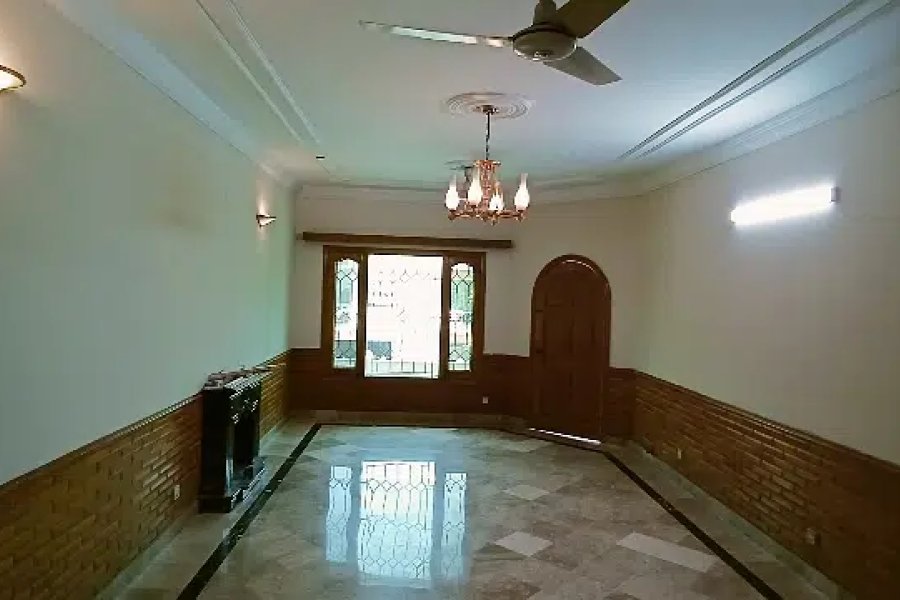 ایک ٹرپل اسٹوری ہاؤس I-8 میں دستیاب ہے۔