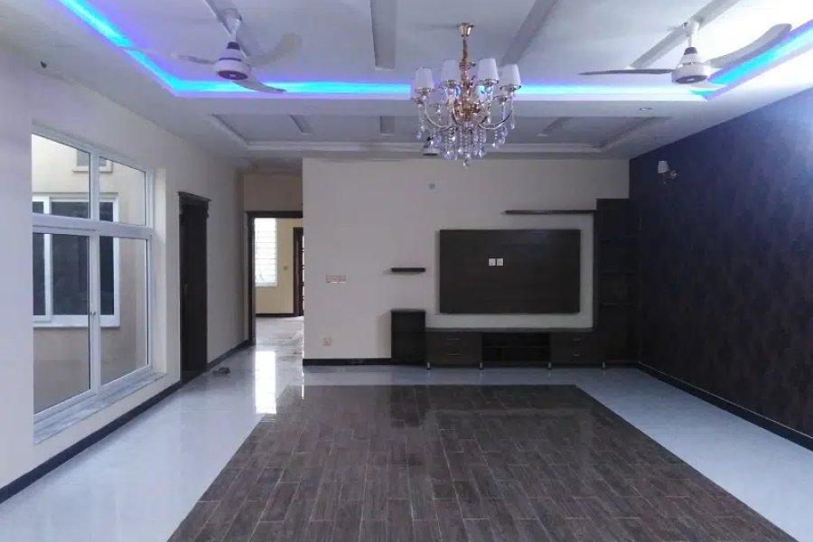 I-8/3 میں مناسب قیمت کا 3200 مربع فٹ زیریں حصہ کرایہ پر دستیاب ہے