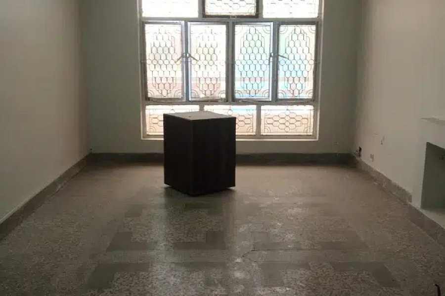 I-8, 311 مربع گز 06 بستروں پرانا کارنر ہاؤس برائے فروخت۔