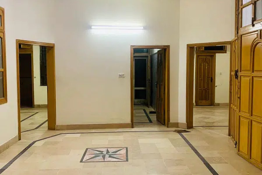 I-8/4۔ ایکسٹینشن 8 مرلہ اپر پورشن آفس کے مقصد کے لیے دستیاب ہے۔