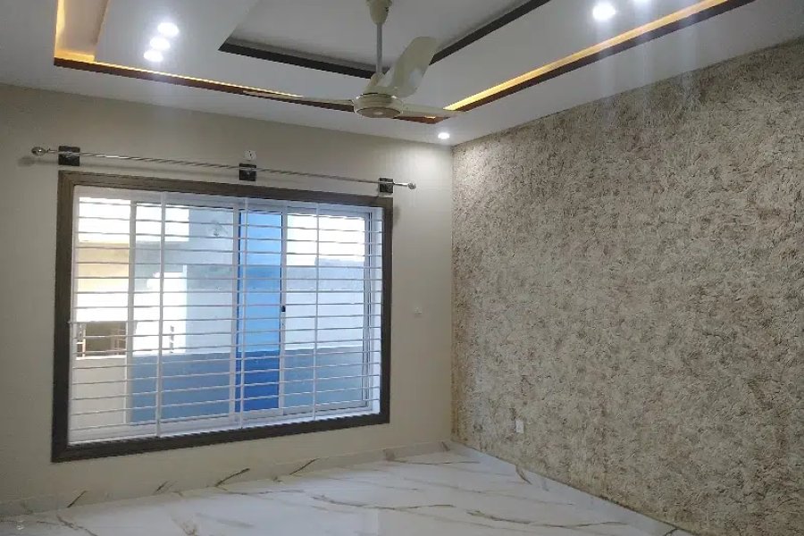 I-8/3 میں 1800 مربع فٹ بالائی پورشن کرایہ پر دستیاب ہے۔