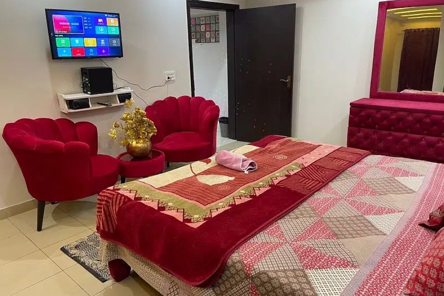 ساؤنڈ پروف پارٹی فلیٹ ایک بیڈ پلس ٹی وی لاؤنج