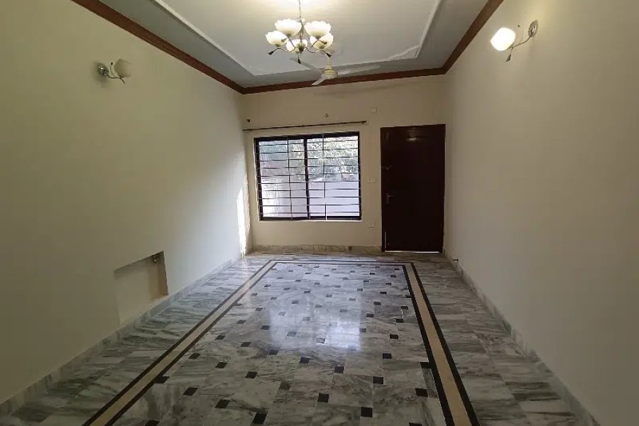 G-10 میں 3 بیڈروم گراؤنڈ پورشن کرایہ پر دستیاب ہے۔