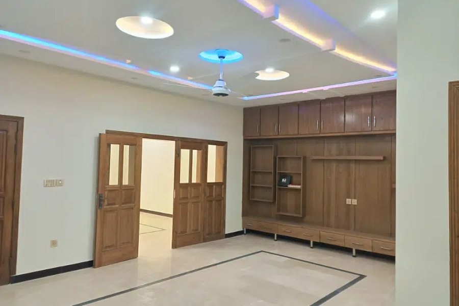 ایک بالکل نیا گراؤنڈ پورشن کرایہ پر دستیاب ہے- D12/4