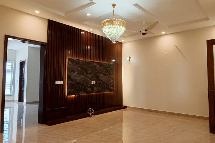 ایک بالکل نیا لگژری گراؤنڈ پورشن کرایہ پر دستیاب ہے۔ D-12