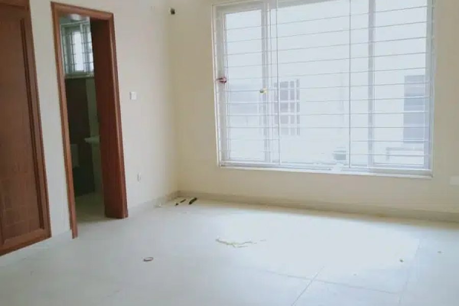 ایک بالکل نیا کنڈیشن اپر پورشن کرایہ پر دستیاب ہے- D-12