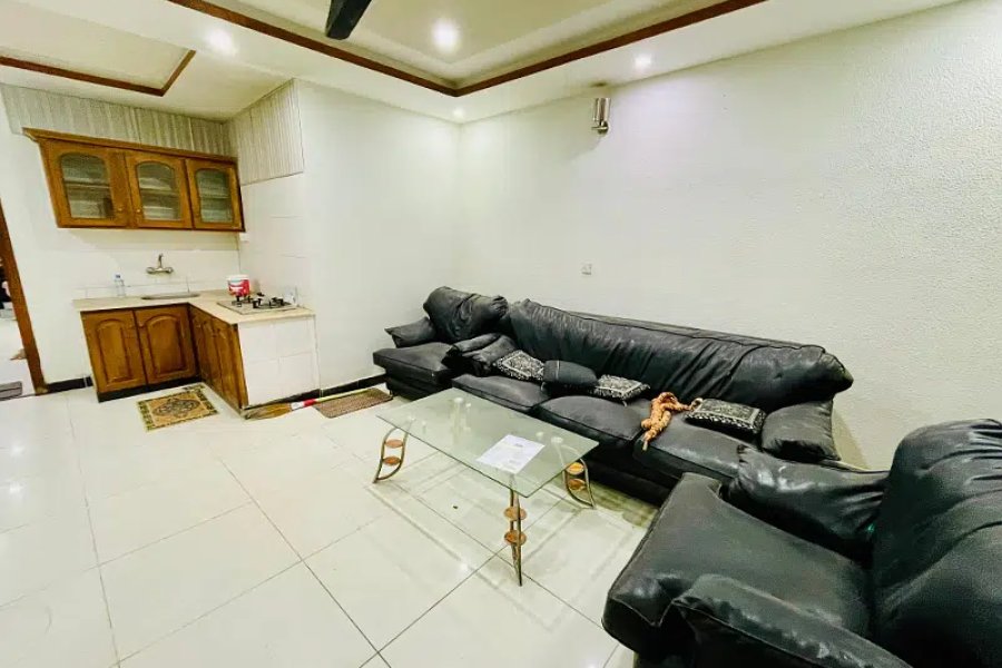 F-11 مرکز لگژری 1 بیڈ روم 1 باتھ روم ٹی وی لاؤنج کچن کار پارکنگ مکمل طور پر فرنشڈ اپارٹمنٹ برائے فروخت