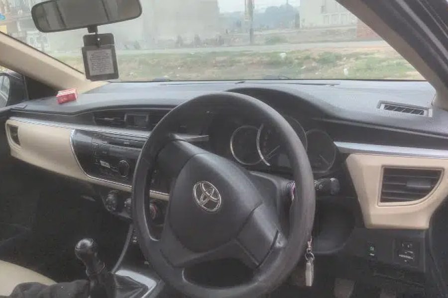 ٹویوٹا کرولا 2015 1.3 vvti سگیاں والا بائی پاس روڈ، لاہور