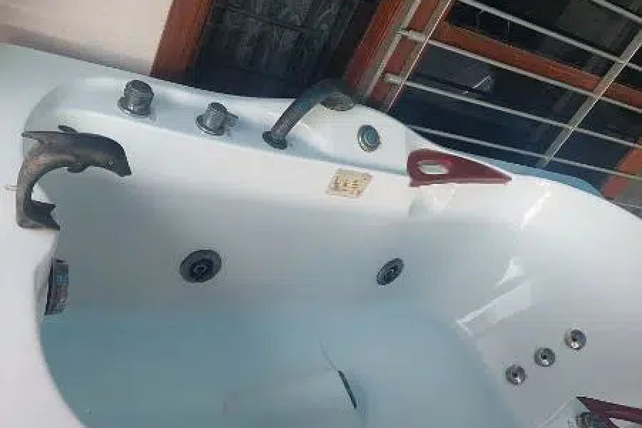 BATH TUB / ACRYLIC BATH TUB / WHIRPOOL BATH TUB / JACUZZI Falcon Complex Faisal, Karachi