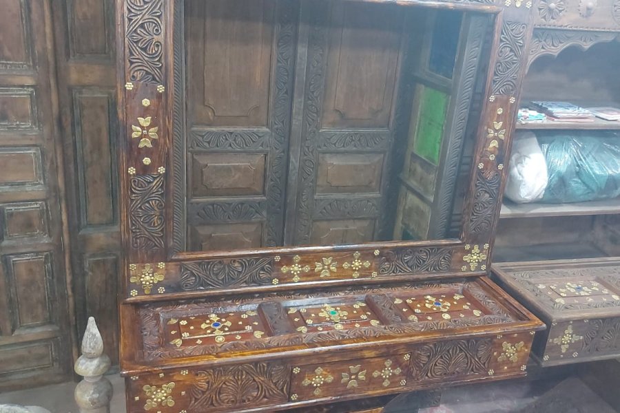 Wooden Stylish Dressing Table with Traditional Work