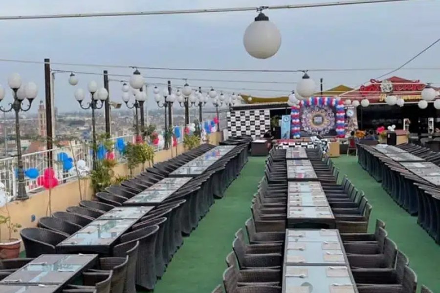 رتن کرسیاں، بیرونی کھلی جگہ بیٹھنے کے لیے، لان، کیفے کی چھت کا آنگن جوہر ٹاؤن فیز 2، لاہور