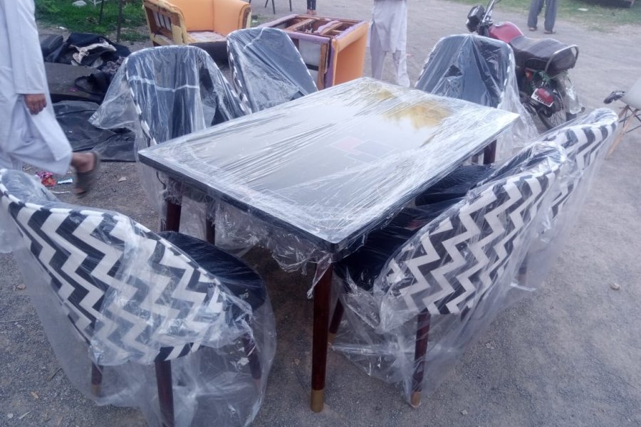 فینسی بلیک اینڈ وائٹ پیٹرن کی کرسیوں کے ساتھ لکڑی کے کھانے کی میز