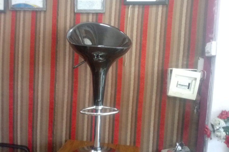 ساؤنڈ بیس کے ساتھ گھومنے والی گول کرسی