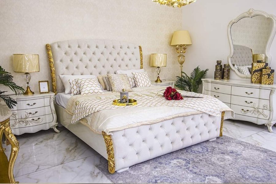 مہذب ڈیزائن کے ساتھ جدید بیڈ سیٹ جس میں سائیڈ ٹیبلز اور ڈیکوریشن/لیمپ شامل ہیں۔