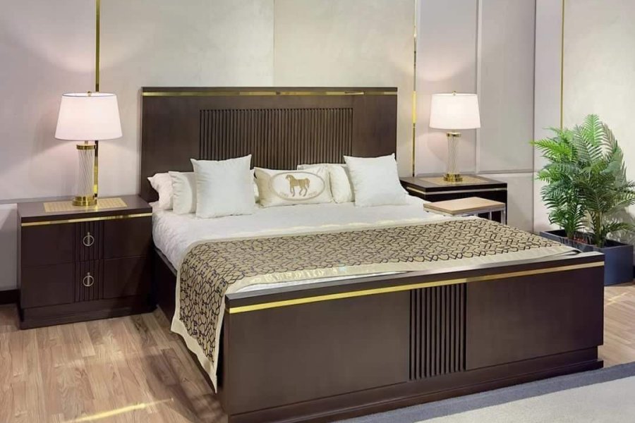 عمدہ ڈیزائن کے ساتھ کلاسک لکڑی کا بیڈ سیٹ جس میں سائیڈ ٹیبلز اور ڈیکوریشن/لیمپ شامل ہیں۔