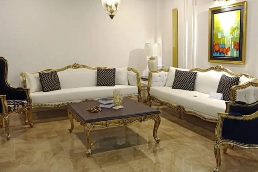 لونگ روم مکمل صوفہ سیٹ، 2 (3 نشستوں والا سفید صوفہ) 2 سنگل سیٹ اور لکڑی کا سینٹر ٹیبل