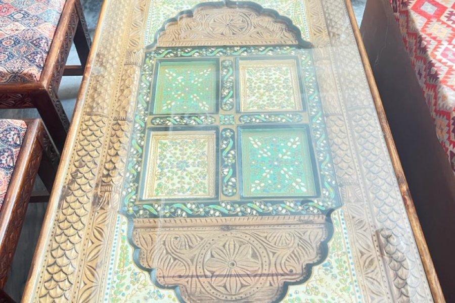 شیشے کے ساتھ لکڑی کا سینٹر ٹیبل