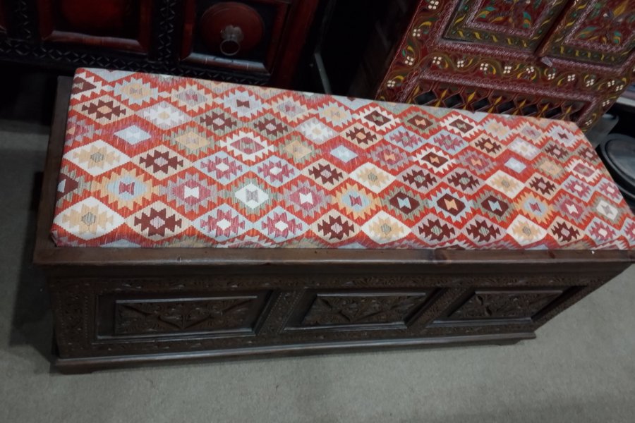 ذخیرہ کرنے اور بیٹھنے کے لیے دوہری مقصد کا لکڑی کا پاخانہ