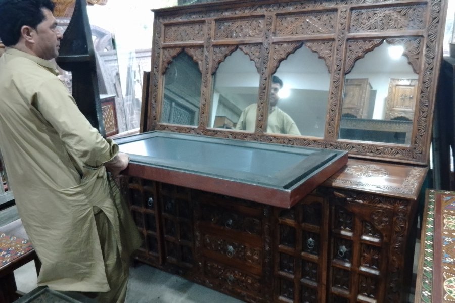 Wooden Table with Side Racks , Side board, 4 Drawers ,2 Cupboard Racks