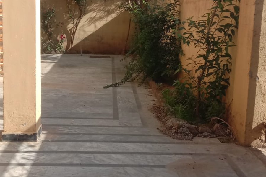 بنی گالہ اسلام آباد میں 1 کنال لگژری مکان کرایہ پر دستیاب ہے۔