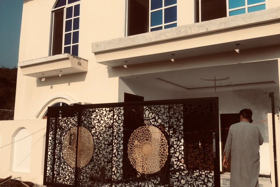 ثاقب عباسی سوسائٹی، اسلام آباد میں 8 مرلہ لگژری مکان برائے فروخت۔