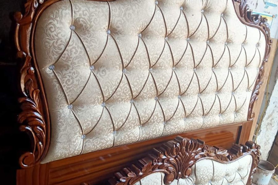 کلاسک ڈیزائن کے ساتھ لکڑی کا بستر