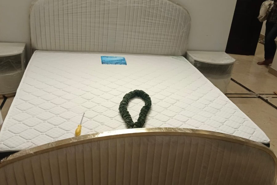 سائیڈ ٹیبل کے ساتھ لکڑی کا بستر