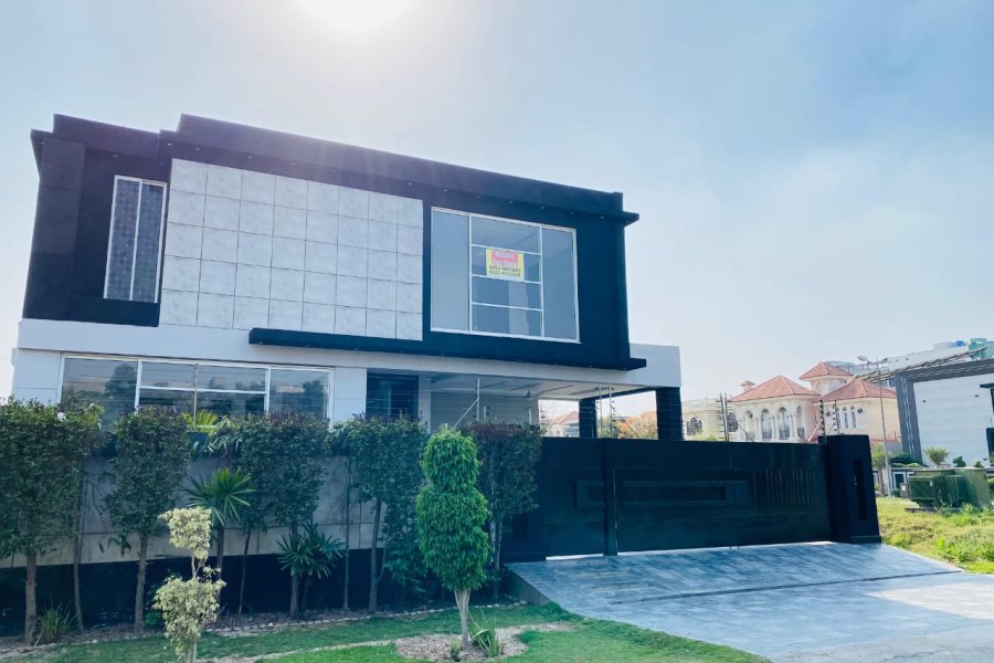 بلاک ایچ، ڈی ایچ اے فیز 6 میں 1 کنال لگژری مکان برائے فروخت۔