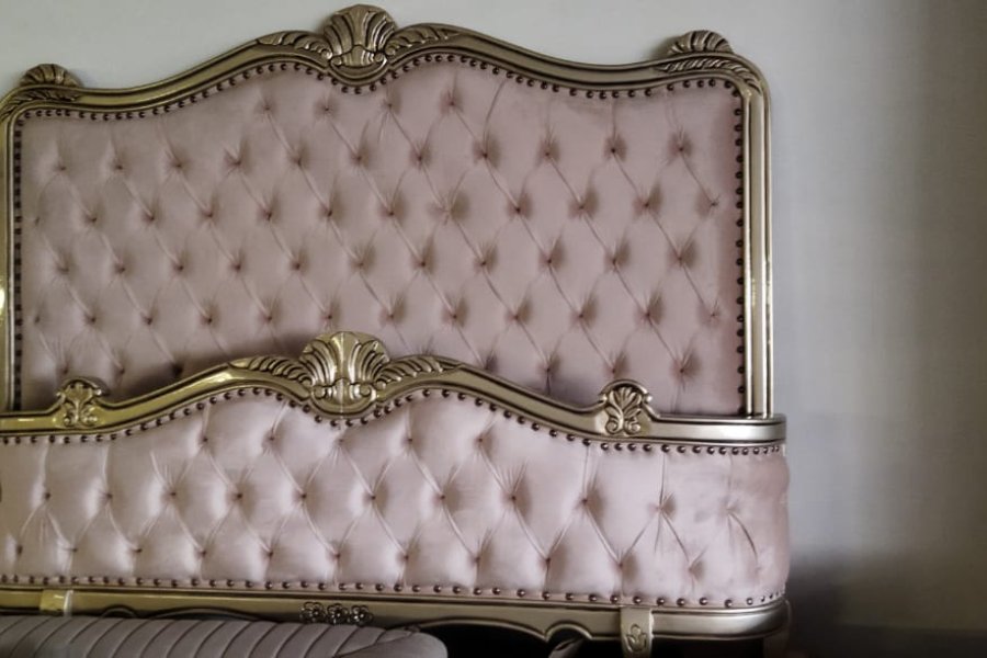 ڈیزائن کے ساتھ لکڑی کا بستر