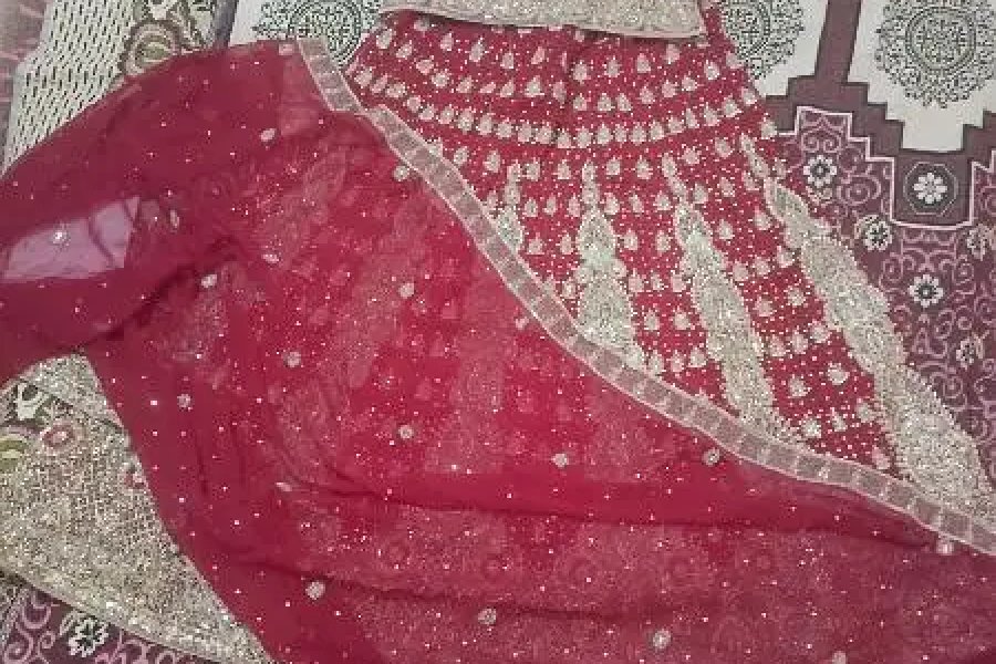 دلہن کا لہنگا جیولری سیٹ کے ساتھ