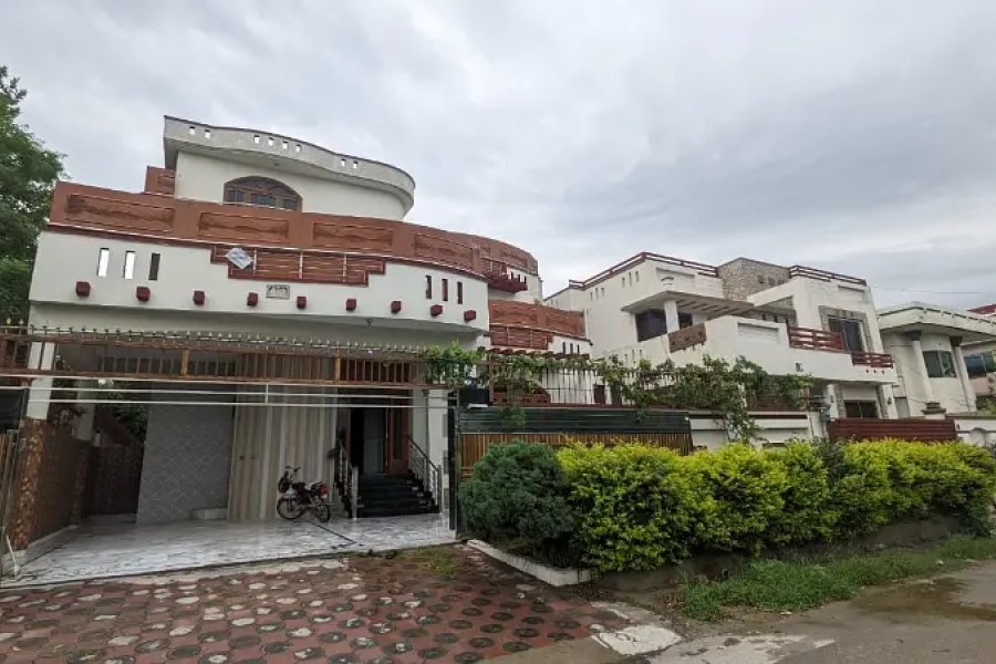 تین منزلہ اولڈ ہاؤس کارنر ہاؤس لکی چانس پانچ آپشنز دستیاب لیکن مختلف