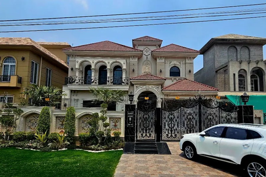 130 فٹ چوڑا روڈ سینٹرل پارک میں 1 کنال مکمل طور پر فرنشڈ لگژری ہاؤس برائے فروخت۔