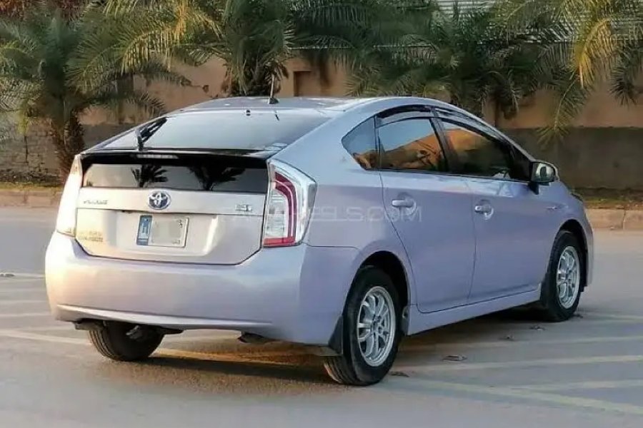 toyota etc dealer of car sale purchas of ol car contact on 03396002020