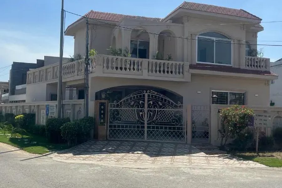 ایڈن سٹی لاہور میں اوریجنل ایڈ کارنر ڈبل یونٹ 15 مرلہ ہسپانوی ڈیزائن ہاؤس برائے فروخت