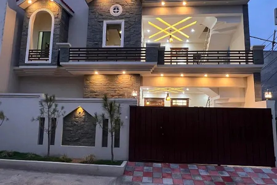 بالکل نیا ٹرپل اسٹوری ہاؤس برائے فروخت پرائم لوکیشن پیرس سٹی ایف بلاک۔