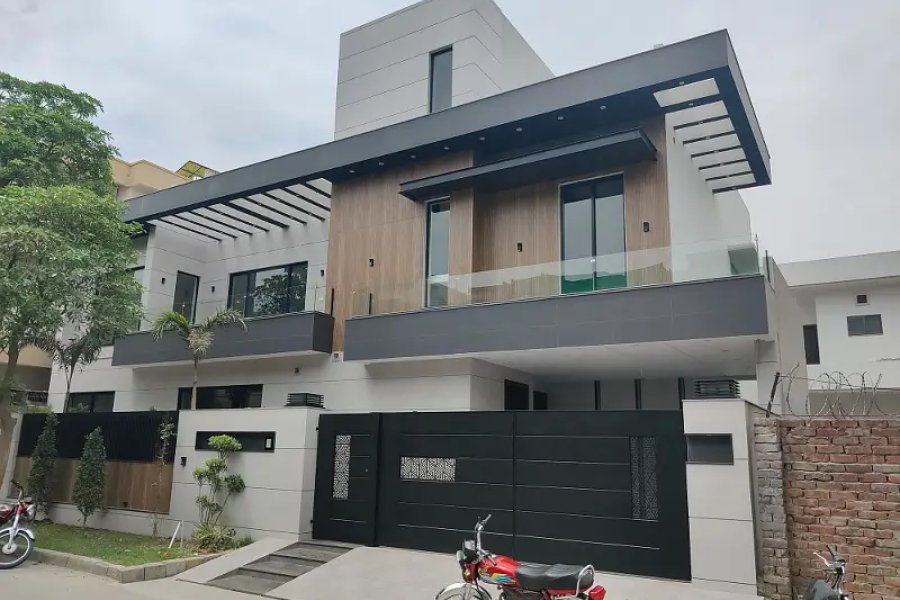 14 مرلہ بالکل نیا لگژری ہاؤس