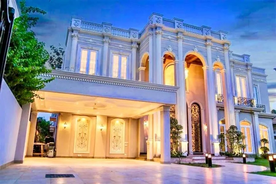 رایا گالف کلب کے قریب ڈی ایچ اے فیز 7 میں ایک کنال آئی کیکٹنگ بنگلہ برائے فروخت