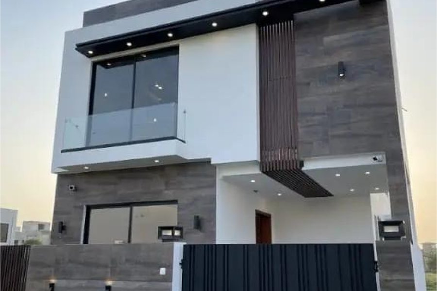 ڈی ایچ اے 9 ٹاؤن لاہور میں مین روڈ پر بالکل نیا 3 بیڈ ہاؤس