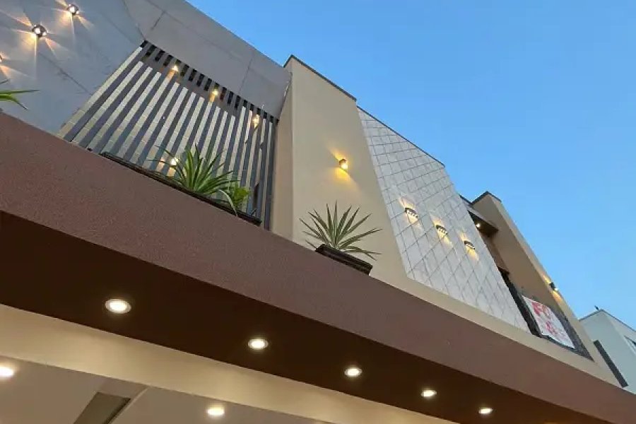 بحریہ ٹاؤن میں 10 مرلہ بالکل نیا مکان برائے فروخت