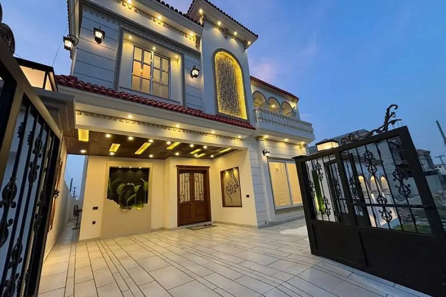 بوخ ولاز میں 9 مرلا ہسپانوی ڈیزائن کا خوبصورت کارنر ہاؤس برائے فروخت