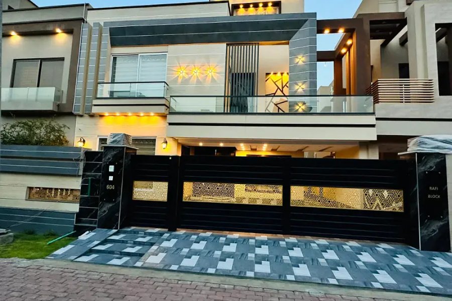 رفیع بلاک بحریہ ٹاؤن لاہور میں 10 مرلہ بالکل نیا لگژری مکان برائے فروخت۔