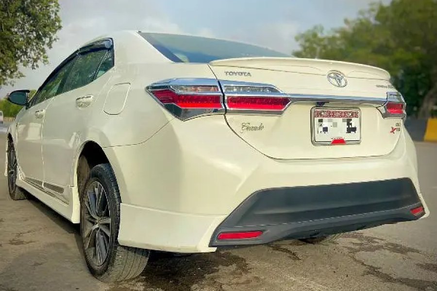Toyota Corolla Altis Grande 2017 سفید رنگ کا چہرہ کورورٹ ایکس گرانڈے۔