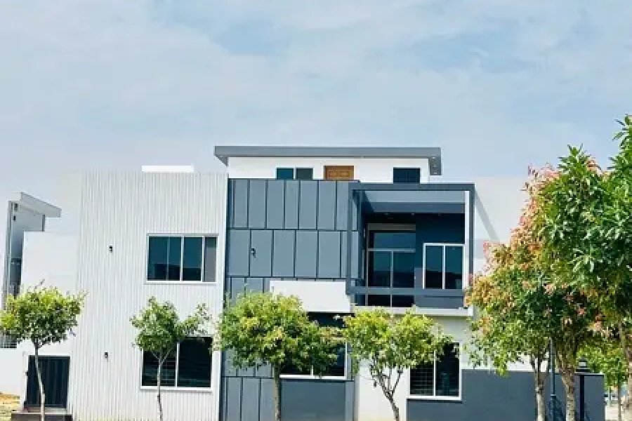 لگژری بالکل نیا کارنر پارک فیس ہاؤس برائے فروخت